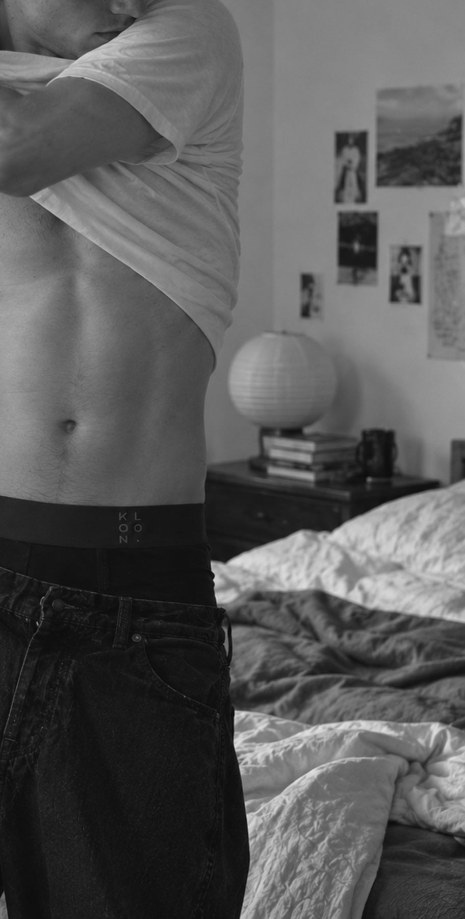 Lifting shirt to show the KLOON waistband, at home