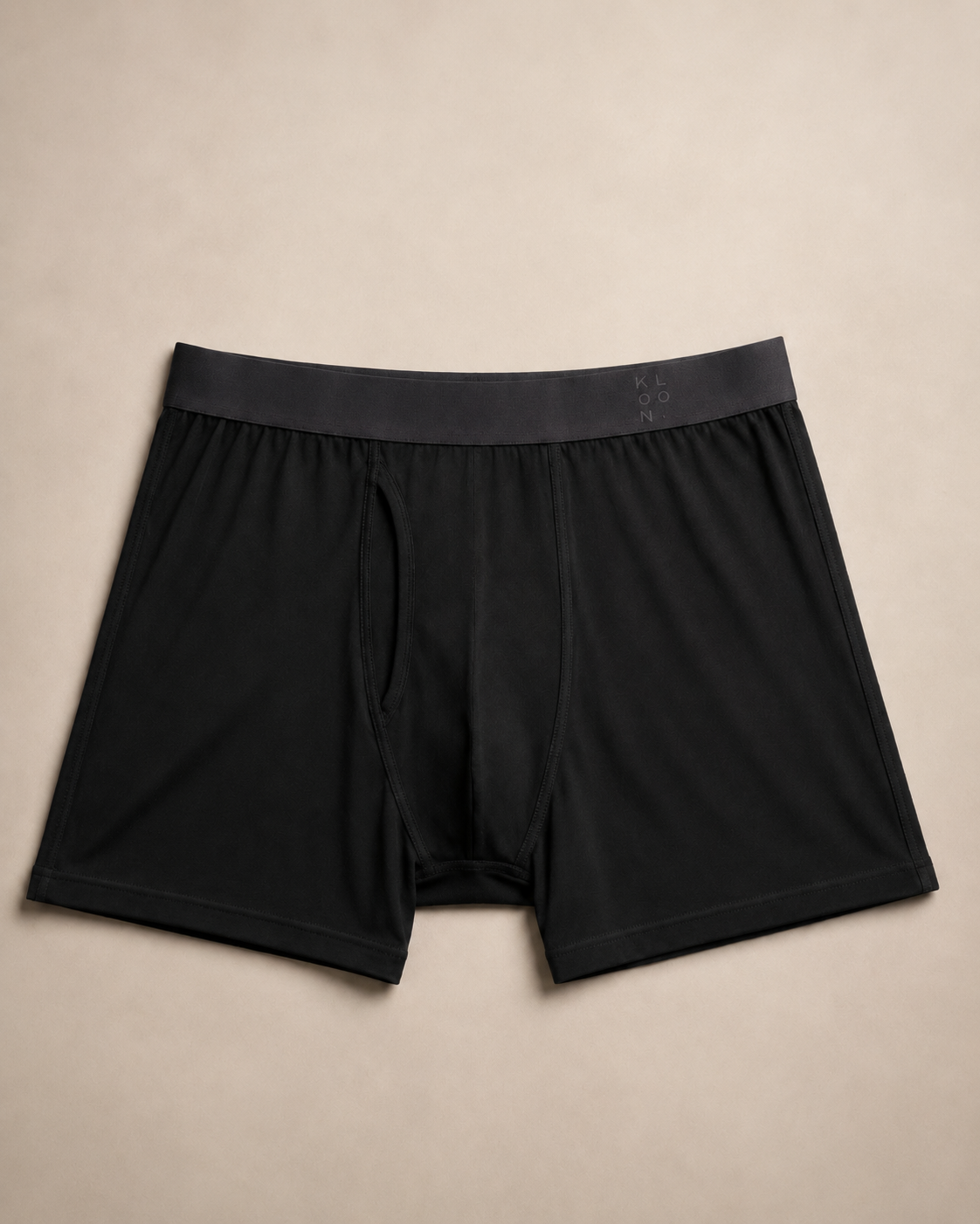 KLOON Boksershorts - Svart, flatlagt pa beige lin